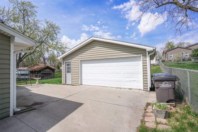 4020 Briarcliff Drive, Des Moines, IA 50317