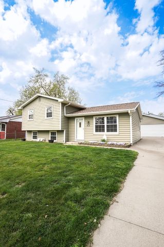 4020 Briarcliff Drive, Des Moines, IA 50317