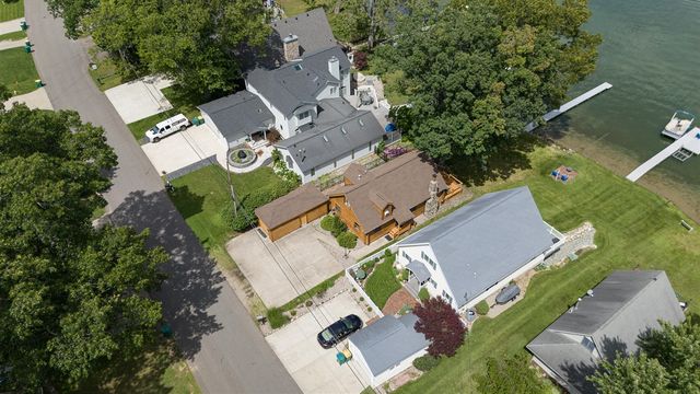 9715 Woodlawn Drive, Portage, MI 49002