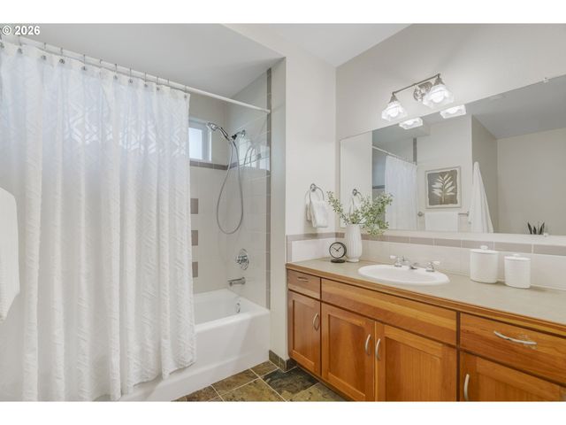 7235 Se MADISON St, Portland, OR 97215