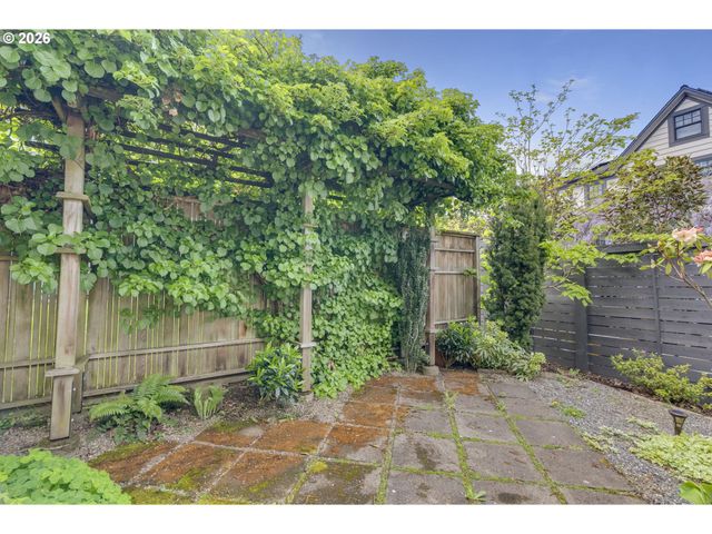7235 Se MADISON St, Portland, OR 97215