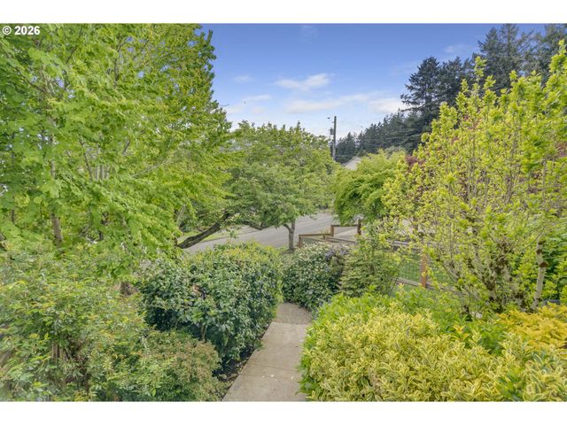 7235 Se MADISON St, Portland, OR 97215