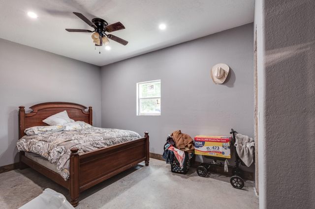 400 Coway Rd, Livingston, TX 77351
