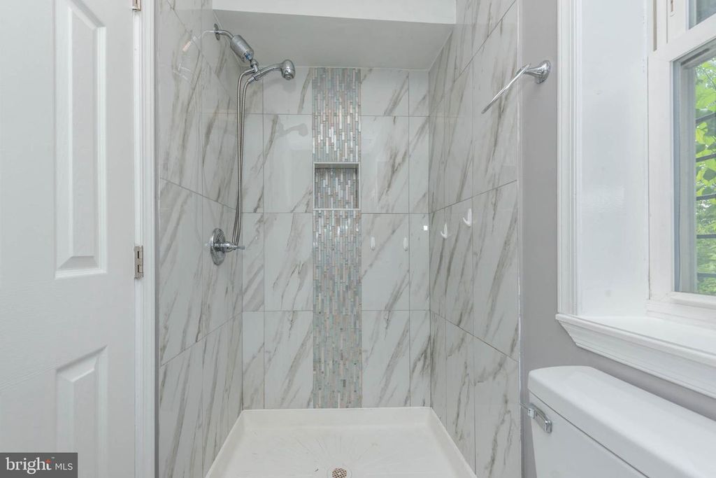 Image 10 of property listing at 4921 EDGEMERE AVE, Baltimore, MD 21215