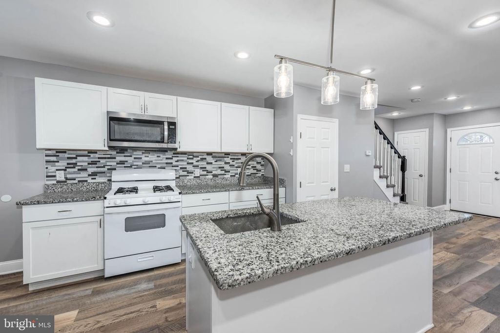 Image 7 of property listing at 4921 EDGEMERE AVE, Baltimore, MD 21215