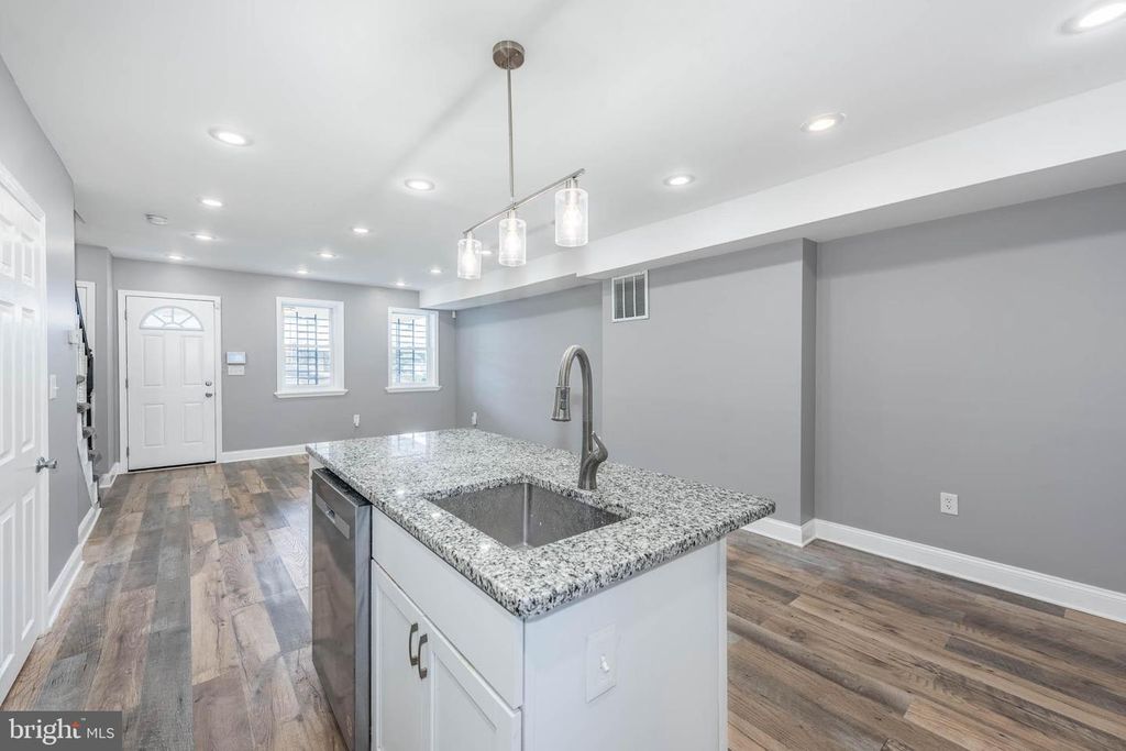 Image 8 of property listing at 4921 EDGEMERE AVE, Baltimore, MD 21215