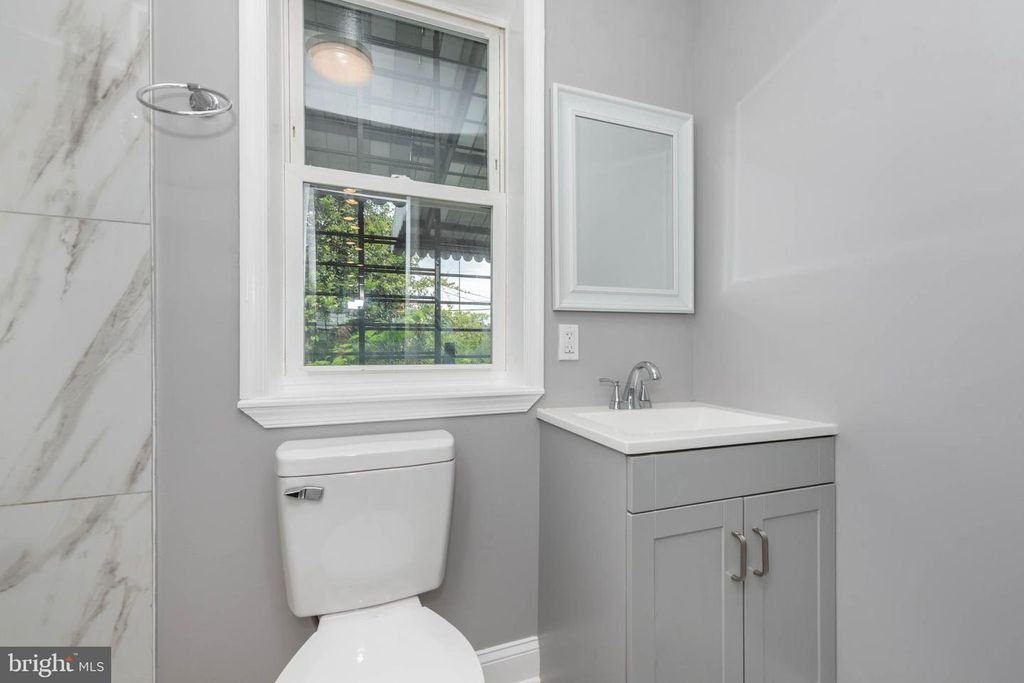 Image 9 of property listing at 4921 EDGEMERE AVE, Baltimore, MD 21215