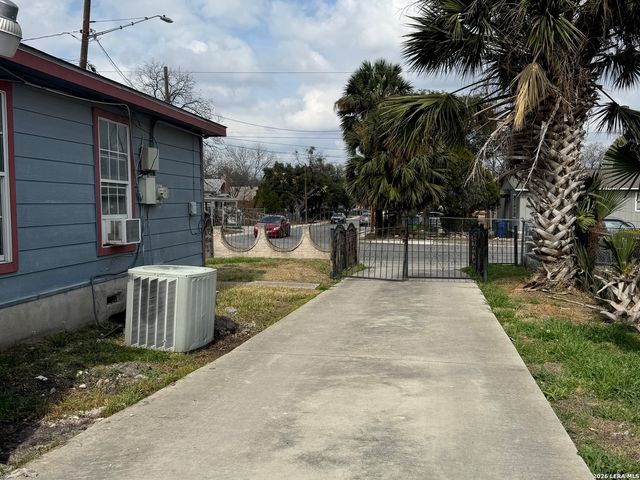 2906 W Poplar St, San Antonio, TX 78207