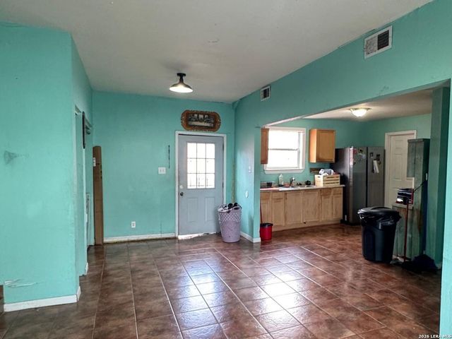 2906 W Poplar St, San Antonio, TX 78207