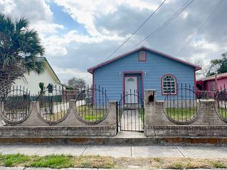 2906 W Poplar St, San Antonio, TX 78207