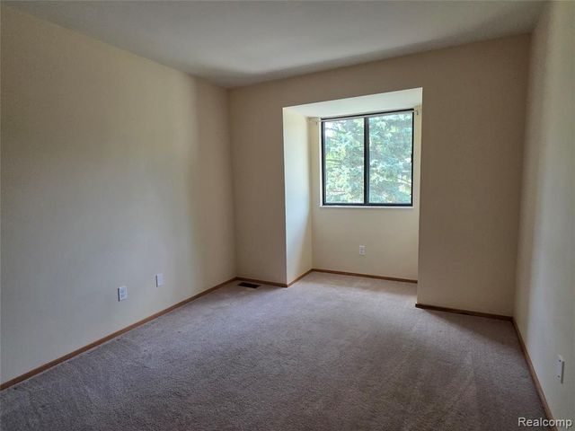 1039 Cobalt Avenue, Waterford, MI 48327