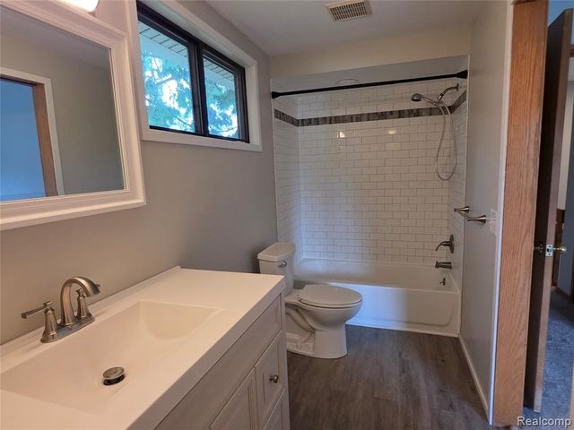 1039 Cobalt Avenue, Waterford, MI 48327