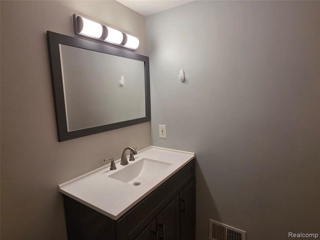 1039 Cobalt Avenue, Waterford, MI 48327