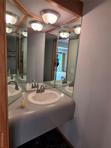 1039 Cobalt Avenue, Waterford, MI 48327