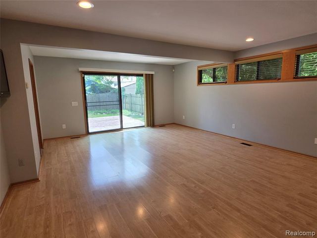 1039 Cobalt Avenue, Waterford, MI 48327