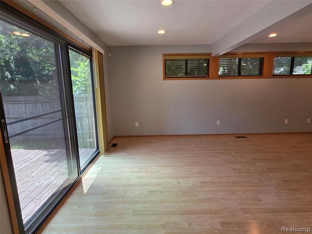 1039 Cobalt Avenue, Waterford, MI 48327