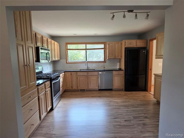 1039 Cobalt Avenue, Waterford, MI 48327