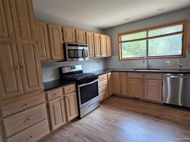 1039 Cobalt Avenue, Waterford, MI 48327