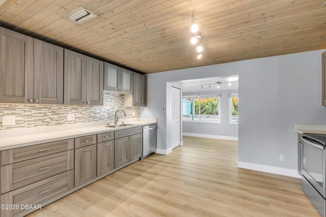 921 E 2nd Avenue E, New Smyrna Beach, FL 32169