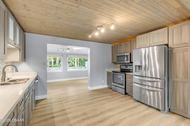 921 E 2nd Avenue E, New Smyrna Beach, FL 32169