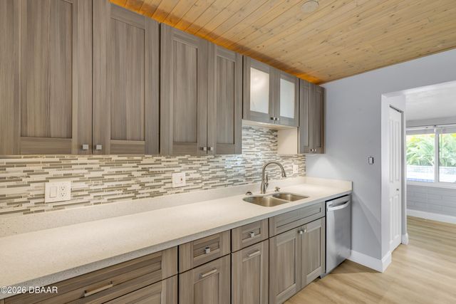 921 E 2nd Avenue E, New Smyrna Beach, FL 32169