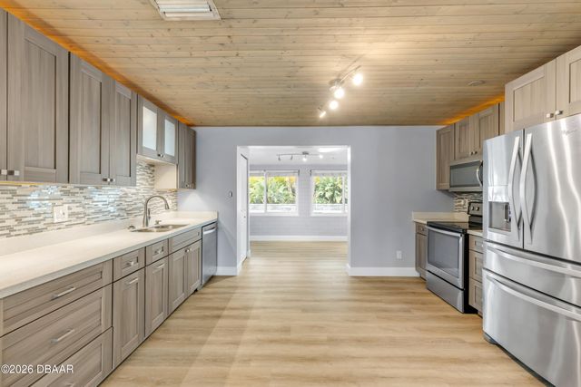 921 E 2nd Avenue E, New Smyrna Beach, FL 32169