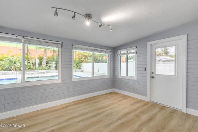 921 E 2nd Avenue E, New Smyrna Beach, FL 32169