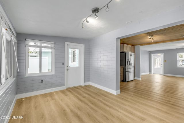 921 E 2nd Avenue E, New Smyrna Beach, FL 32169