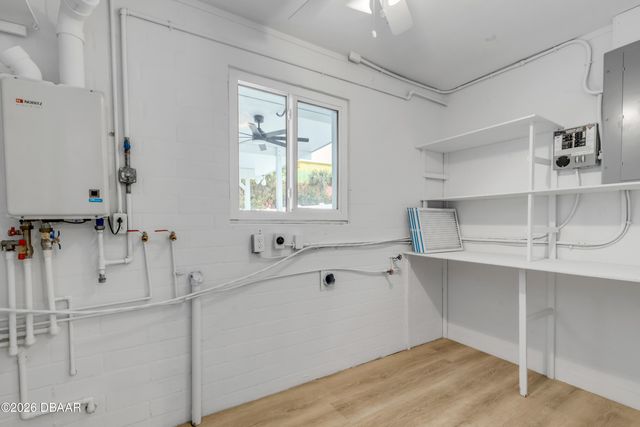 921 E 2nd Avenue E, New Smyrna Beach, FL 32169