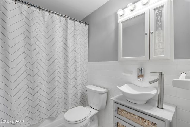 921 E 2nd Avenue E, New Smyrna Beach, FL 32169