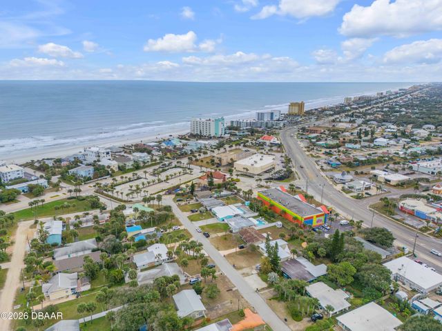 921 E 2nd Avenue E, New Smyrna Beach, FL 32169