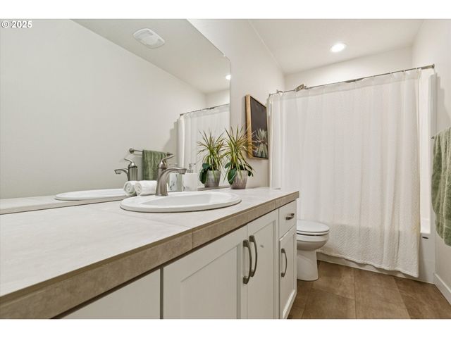 8549 Sw 176TH Ave, Beaverton, OR 97007