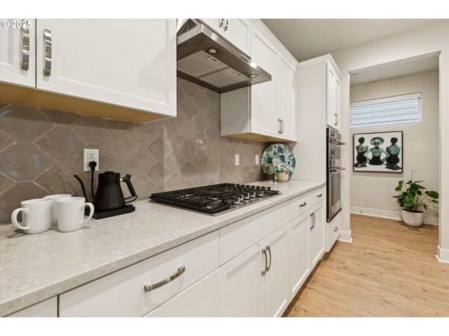 8549 Sw 176TH Ave, Beaverton, OR 97007