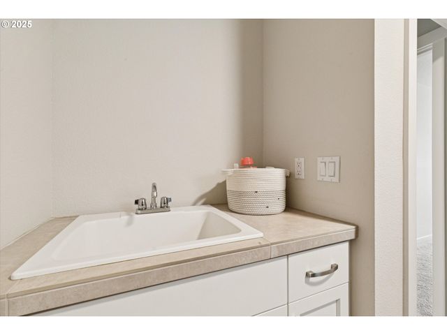 8549 Sw 176TH Ave, Beaverton, OR 97007