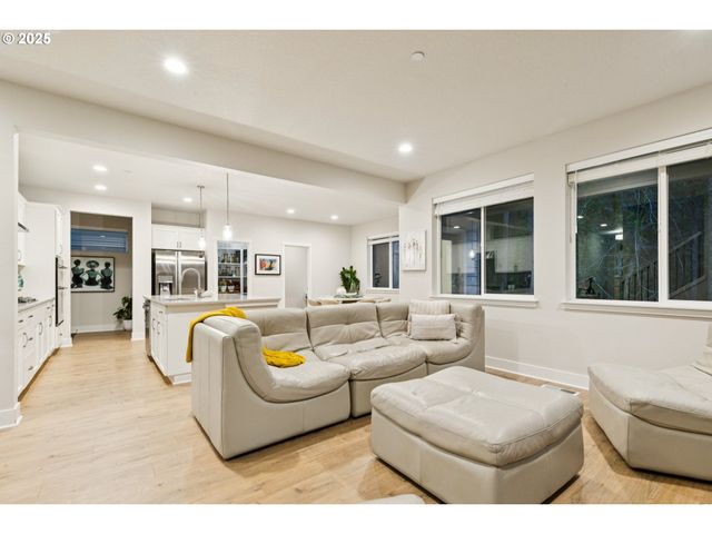 8549 Sw 176TH Ave, Beaverton, OR 97007