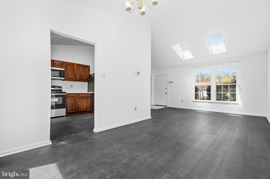 Image 11 of property listing at 7 BRIARLEAF CT, Baltimore, MD 21228