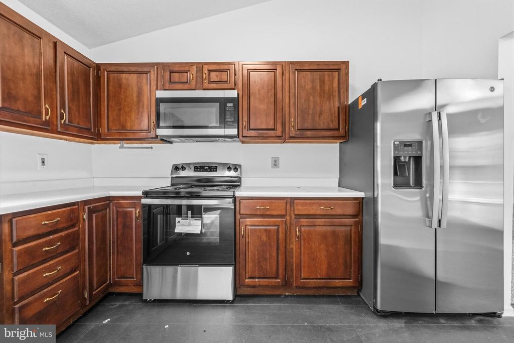 Image 13 of property listing at 7 BRIARLEAF CT, Baltimore, MD 21228