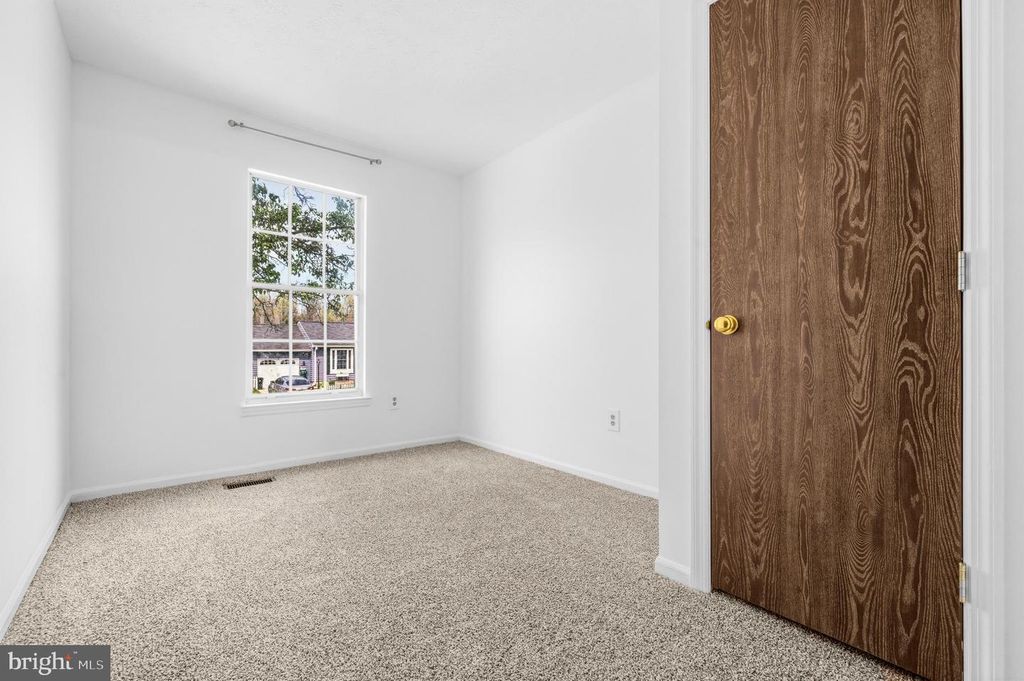 Image 15 of property listing at 7 BRIARLEAF CT, Baltimore, MD 21228