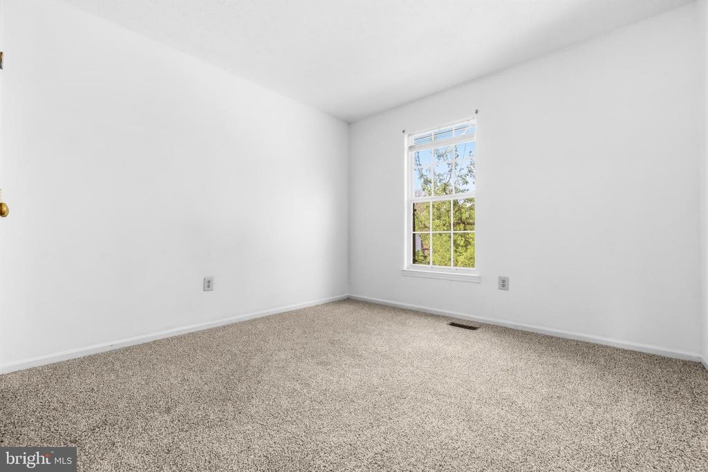 Image 18 of property listing at 7 BRIARLEAF CT, Baltimore, MD 21228