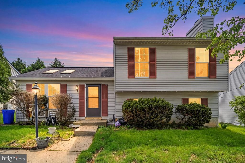 Image 2 of property listing at 7 BRIARLEAF CT, Baltimore, MD 21228