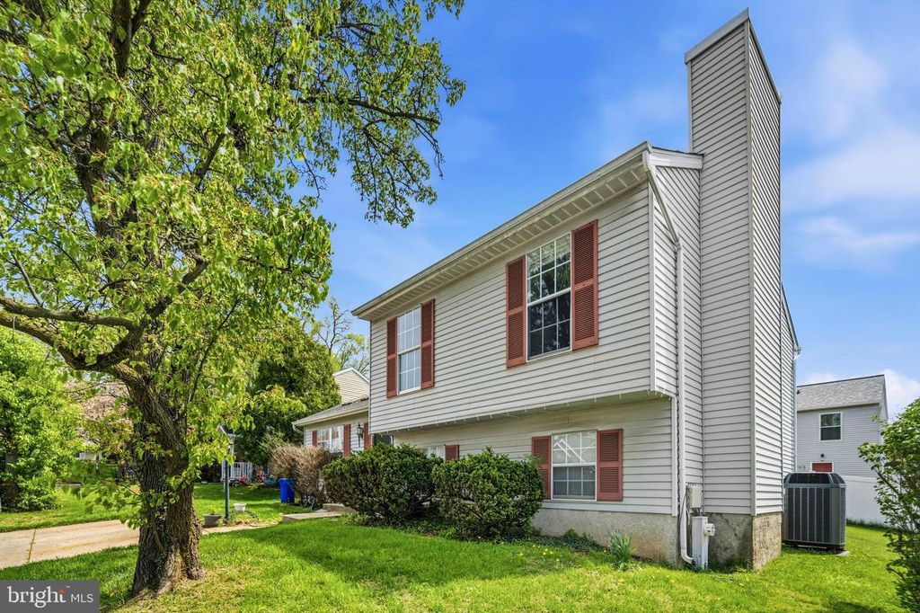 Image 3 of property listing at 7 BRIARLEAF CT, Baltimore, MD 21228