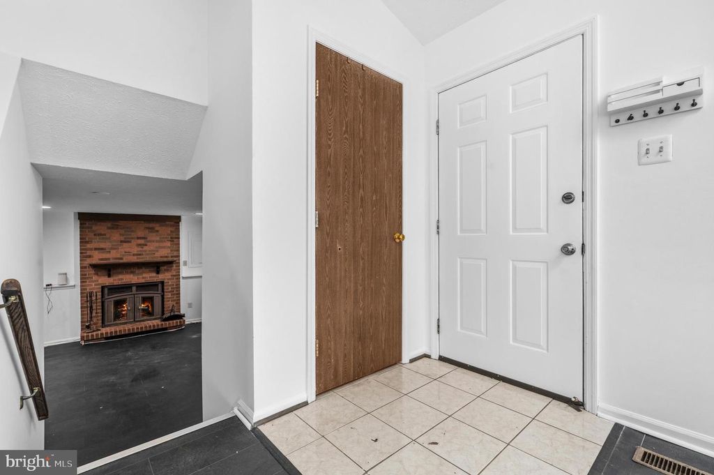 Image 4 of property listing at 7 BRIARLEAF CT, Baltimore, MD 21228