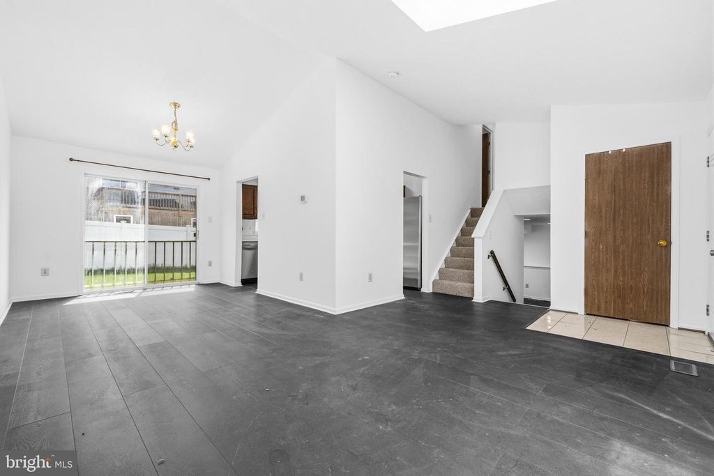 Image 6 of property listing at 7 BRIARLEAF CT, Baltimore, MD 21228