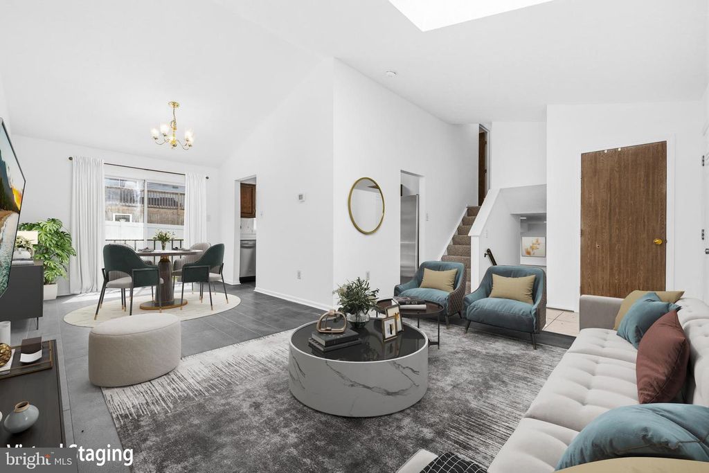 Image 7 of property listing at 7 BRIARLEAF CT, Baltimore, MD 21228