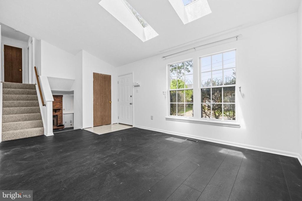 Image 8 of property listing at 7 BRIARLEAF CT, Baltimore, MD 21228