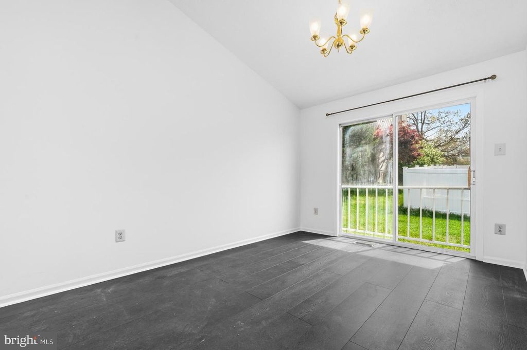 Image 9 of property listing at 7 BRIARLEAF CT, Baltimore, MD 21228