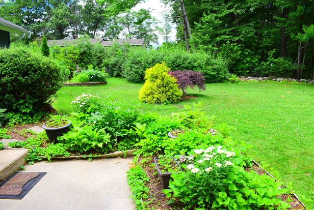 1 Whitneys Grove, Derry, NH 03038
