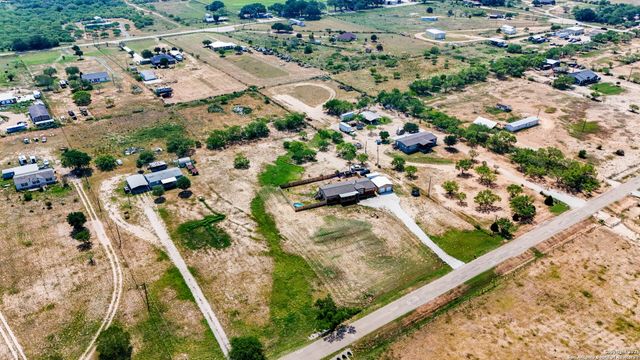 342 County Road 775, Devine, TX 78016
