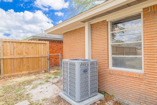 723 E Spreading Oak Drive, Houston, TX 77076