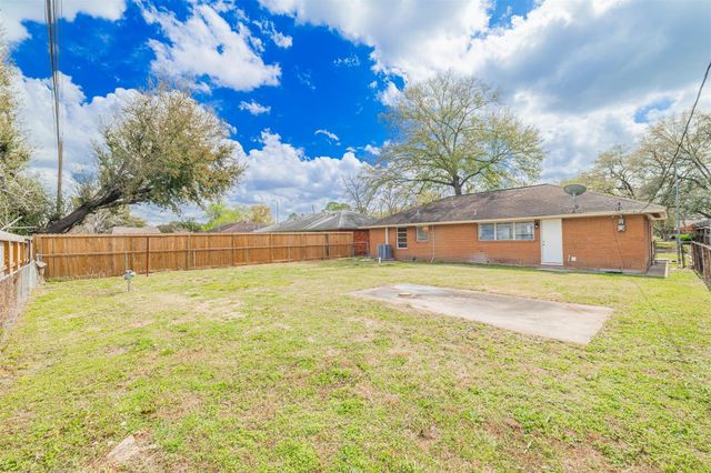 723 E Spreading Oak Drive, Houston, TX 77076